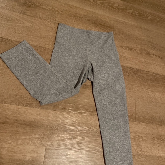 Old Navy Gray Active Cropped Leggings - Picture 1 of 3